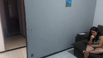 Dona de casa apreensiva com policial procurando o marido paga a liberdade com a bunda