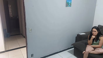 Dona de casa apreensiva com policial procurando o marido paga a liberdade com a bunda