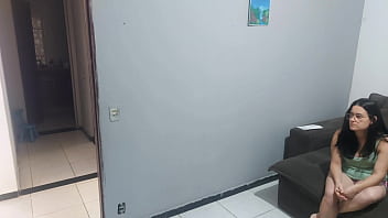 Dona de casa apreensiva com policial procurando o marido paga a liberdade com a bunda