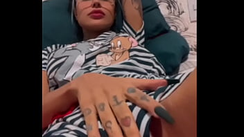 Tati zaqui brincado com sua buceta