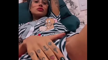 Tati zaqui brincado com sua buceta