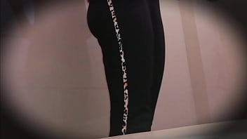 Universitaria orinando y luego follando rico