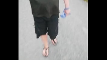 Morgens Mit Nylonfüßen In Birkenstocks Unterwegs thumbnail
