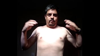 Homem sem camisa se acariciando