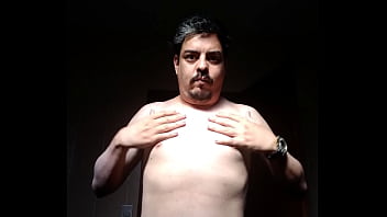 Homem sem camisa se acariciando Homem sem camisa se acariciando