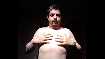 Homem sem camisa se acariciando Homem sem camisa se acariciando