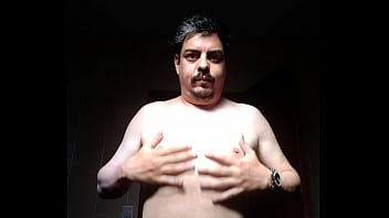 Homem sem camisa se acariciando