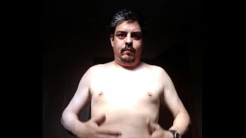 Homem sem camisa se acariciando