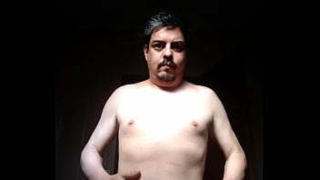 Homem sem camisa se acariciando