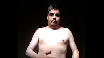 Homem sem camisa se acariciando