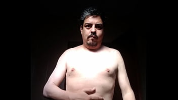 Homem sem camisa se acariciando