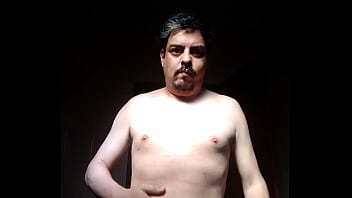 Homem sem camisa se acariciando