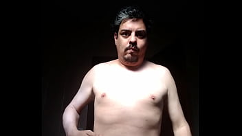 Homem sem camisa se acariciando