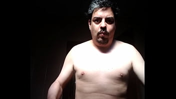 Homem sem camisa se acariciando