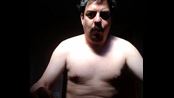 Homem sem camisa se acariciando