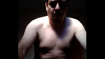 Homem sem camisa se acariciando