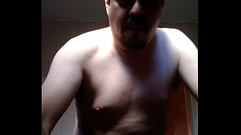 Homem sem camisa se acariciando