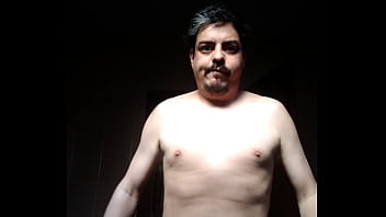 Homem sem camisa se acariciando