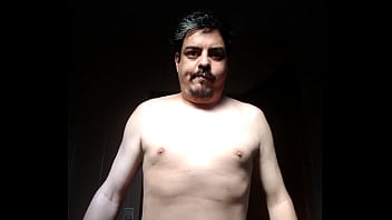 Homem sem camisa se acariciando