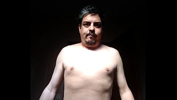 Homem sem camisa se acariciando