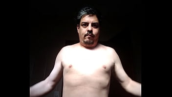 Homem sem camisa se acariciando