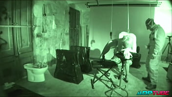 2 pollas 2 coños y un arnés en un calabozo