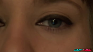 2 pollas 2 coños y un arnés en un calabozo