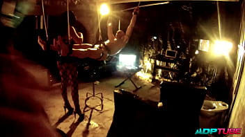 2 pollas 2 coños y un arnés en un calabozo