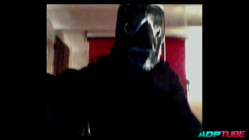 2 pollas 2 coños y un arnés en un calabozo