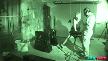 2 pollas 2 coños y un arnés en un calabozo