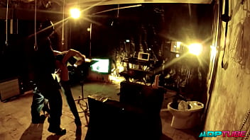 2 pollas 2 coños y un arnés en un calabozo