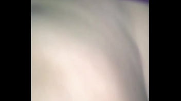 Gozando e mijando no cu da puta