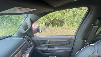 Morena gostosa mostrando o rabo enorme na estrada Morena gostosa mostrando o rabo enorme na estrada