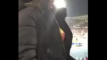 Ecuatoriana enseñando las tetas en partido de futbol