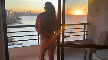 Fuder gostoso no pôr do sol é uma delícia cowgirl