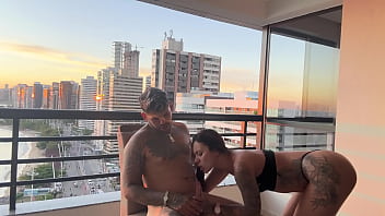 Fuder gostoso no pôr do sol é uma delícia cowgirl