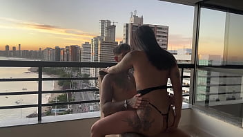 Fuder gostoso no pôr do sol é uma delícia cowgirl