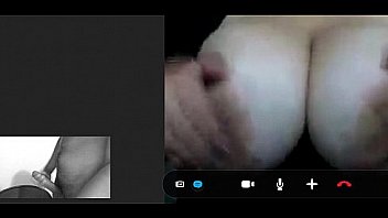 Tetona muestra sus tetas por skype