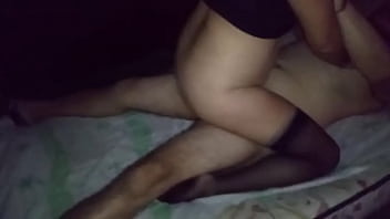 Se clava toda la verga de el corneador