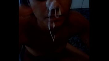 Putinha do pedregal levando jorrada de goza na cara