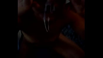 Putinha do pedregal levando jorrada de goza na cara