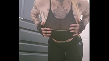 Après ma séance de sport je suis bien ferme de partout tu veut tous voir la