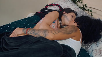 Novinha safada não resistiu ao bucetão da mamacita aqui princess reh