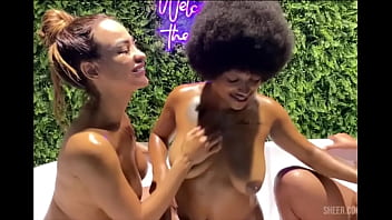 Banho lésbico com massagem e muita brincadeira gostosa