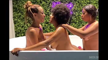 Banho lésbico com massagem e muita brincadeira gostosa