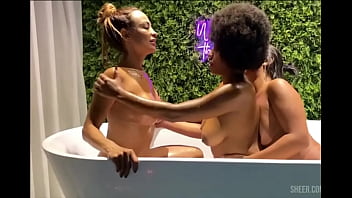 Banho lésbico com massagem e muita brincadeira gostosa