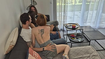 Deviens le voyeur de notre après midi libertine à 4 on prend un petit apéro