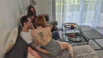 Deviens le voyeur de notre après midi libertine à 4 on prend un petit apéro