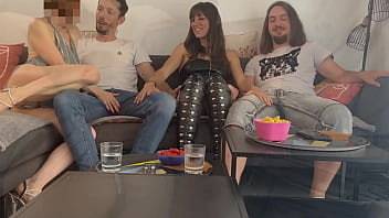 Deviens le voyeur de notre après midi libertine à 4 on prend un petit apéro