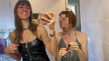 Deviens le voyeur de notre après midi libertine à 4 on prend un petit apéro